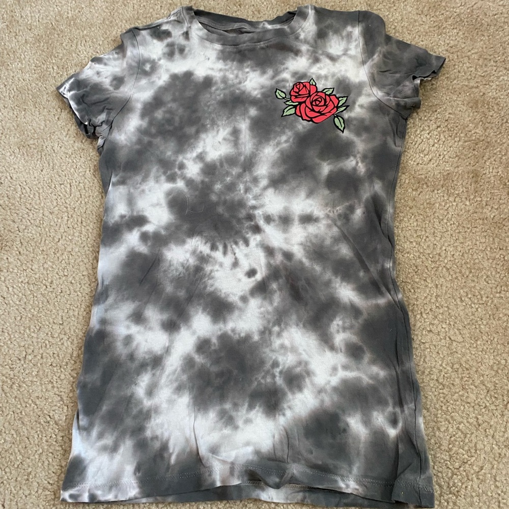 Aeropostale size S gray and white tie dye with red rose tee shirt.